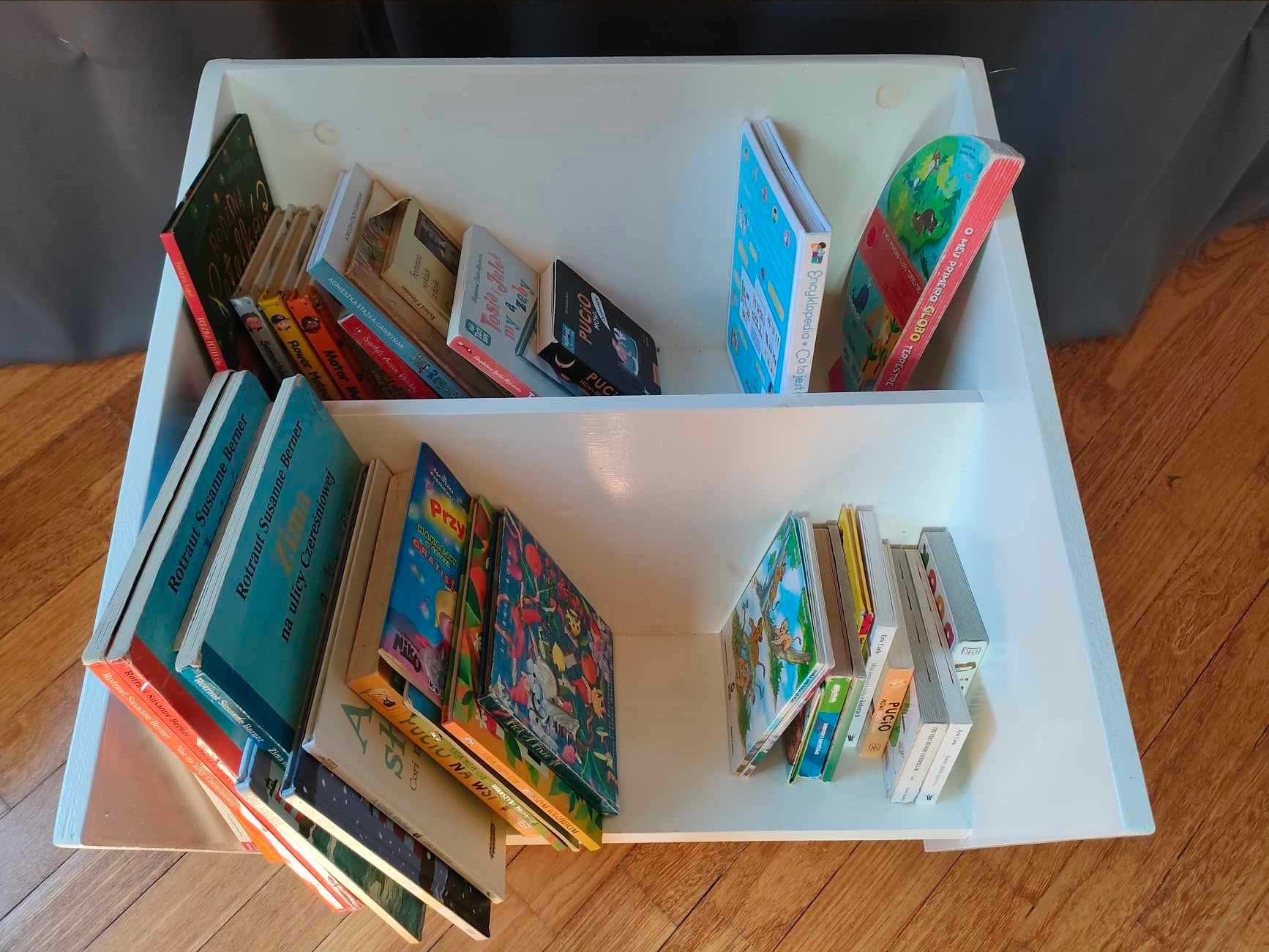 Jeżdżąca półka na książki Montessori handmade!