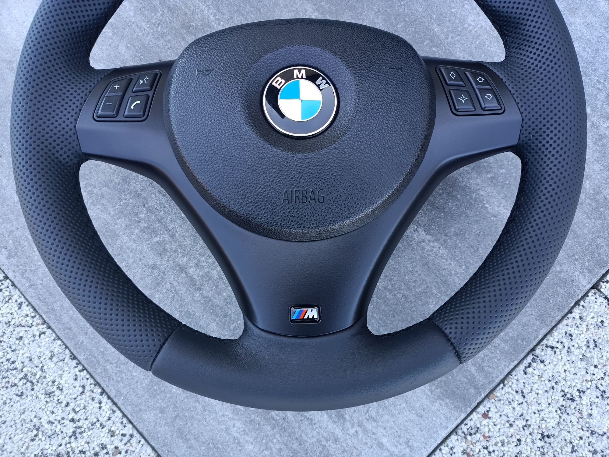 Jak nowa kierownica Mpakiet BMW E90 E91 E92 E93 E81 E87 E88 X1