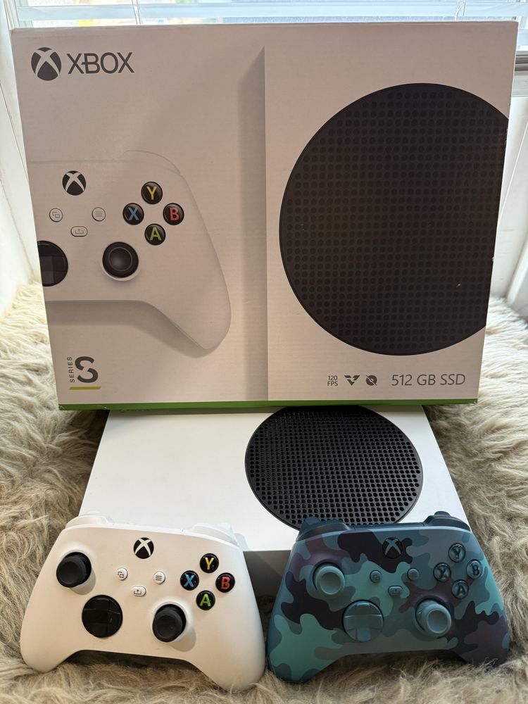 Xbox series s в хорошому стані з двома контролерами