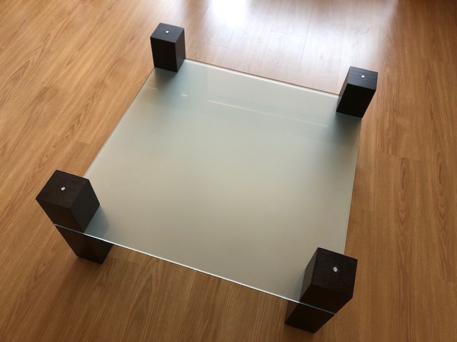 Mesa de centro com tampo de vidro fosco (design exclusivo)