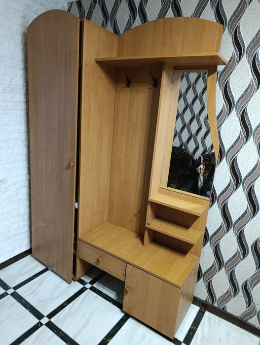 Продам меблі для вітальні: шкаф, комод, тумба для взуття