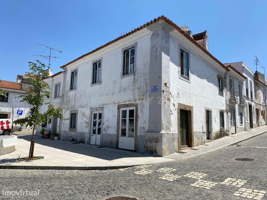 MONTEMOR-O-NOVO - Moradia que carece de obras.