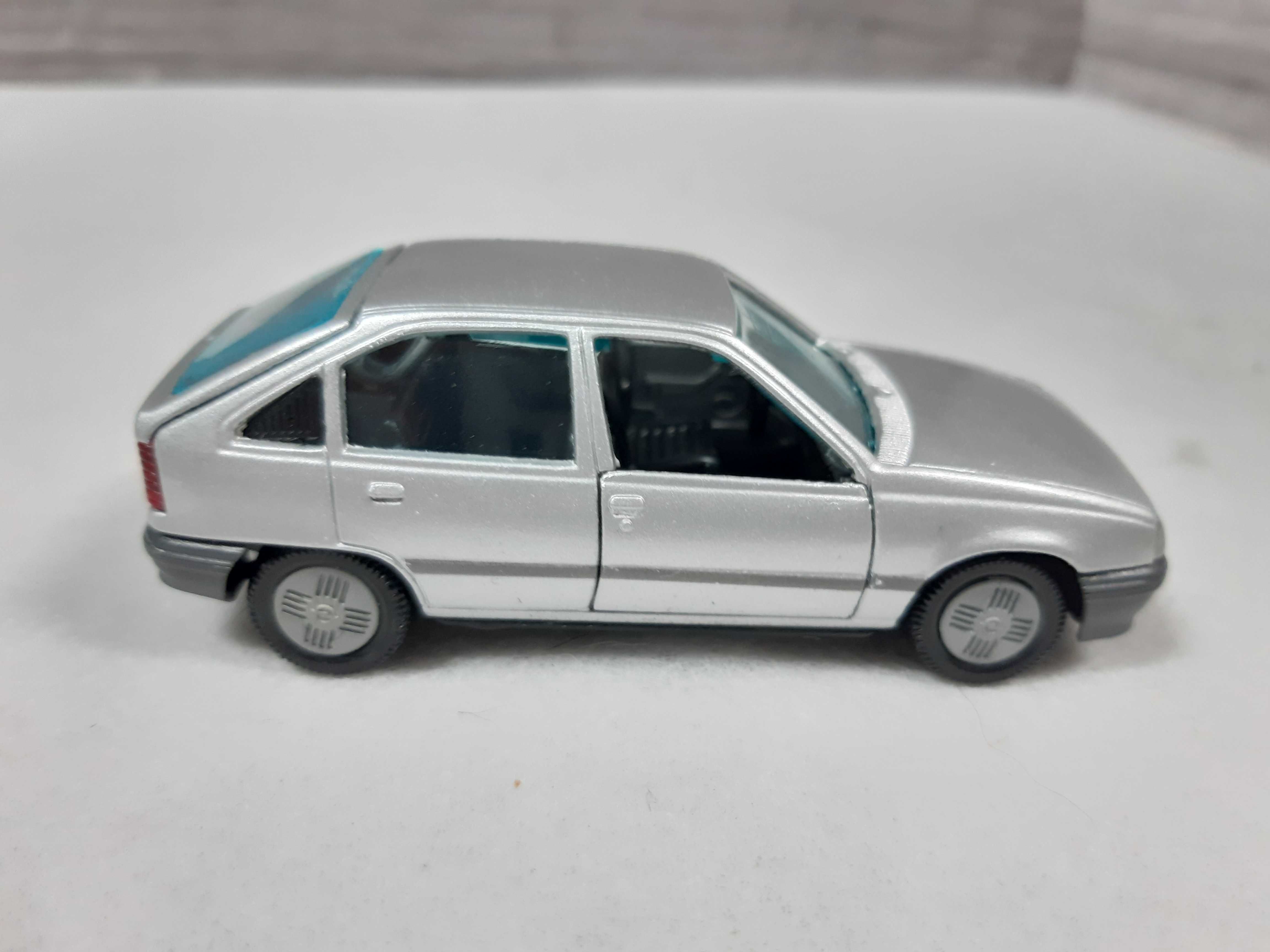 Miniatura Opel Kadett Gls
West Germany , escala 1.43 - 9cms.