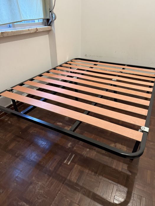 Estrado cama casal com pes em otimo estado