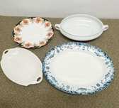 Zestaw ceramicznych porcelanowych kolekcjonerskich naczyń przedmiotów