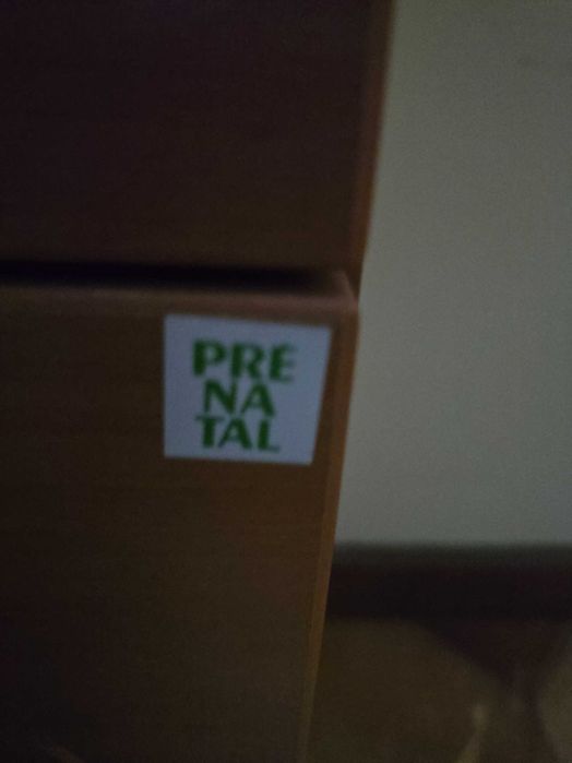 Quarto prenatal sem cama pare rapaza o rapariga novo