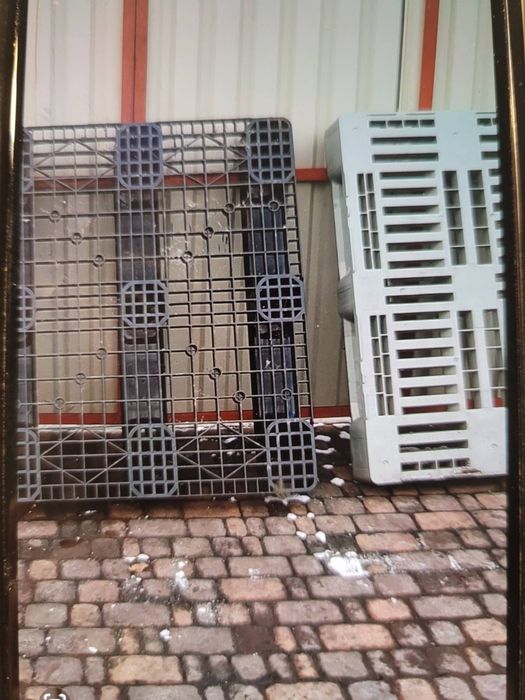 Продам пластикові піддони