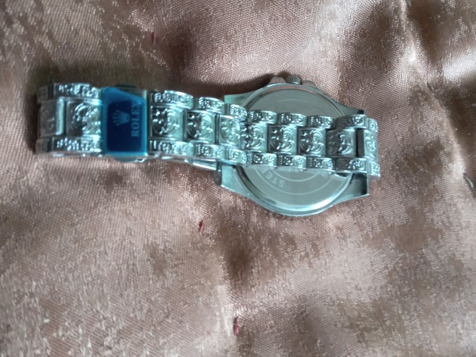 Продаються два годинники