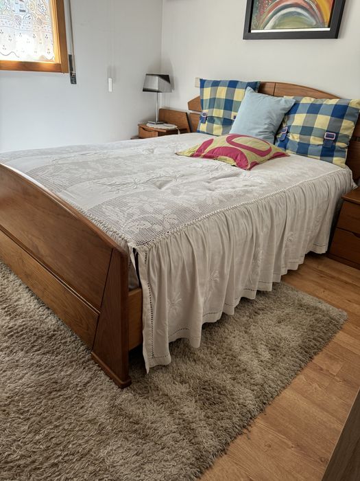 Cama de casal + 2 mesinhas de cabeceira