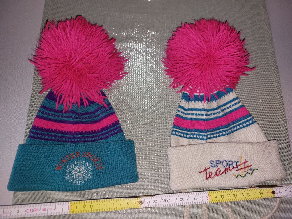 2 czapki z różowym pomponem dla bliźniaczek