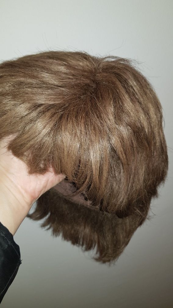 Perułka włosy ciemny blond alla pasemka