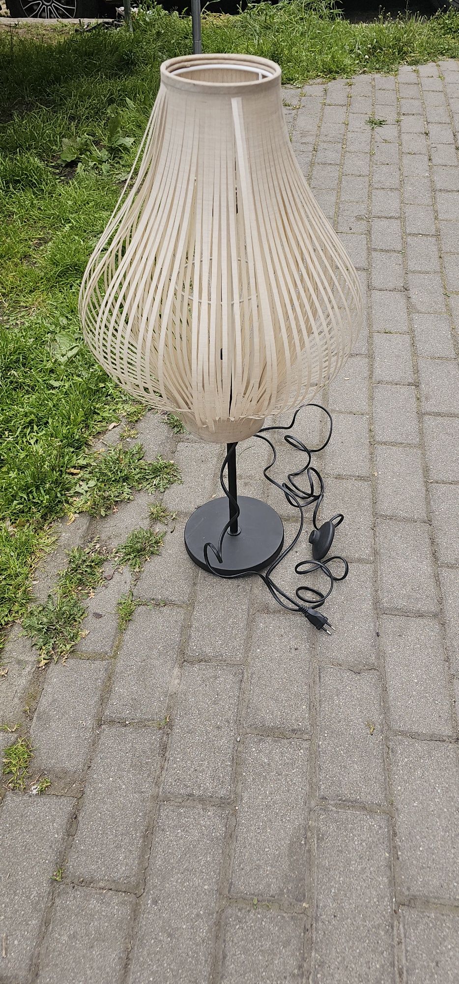 Lampy wiszące pokojowe i stojąca.