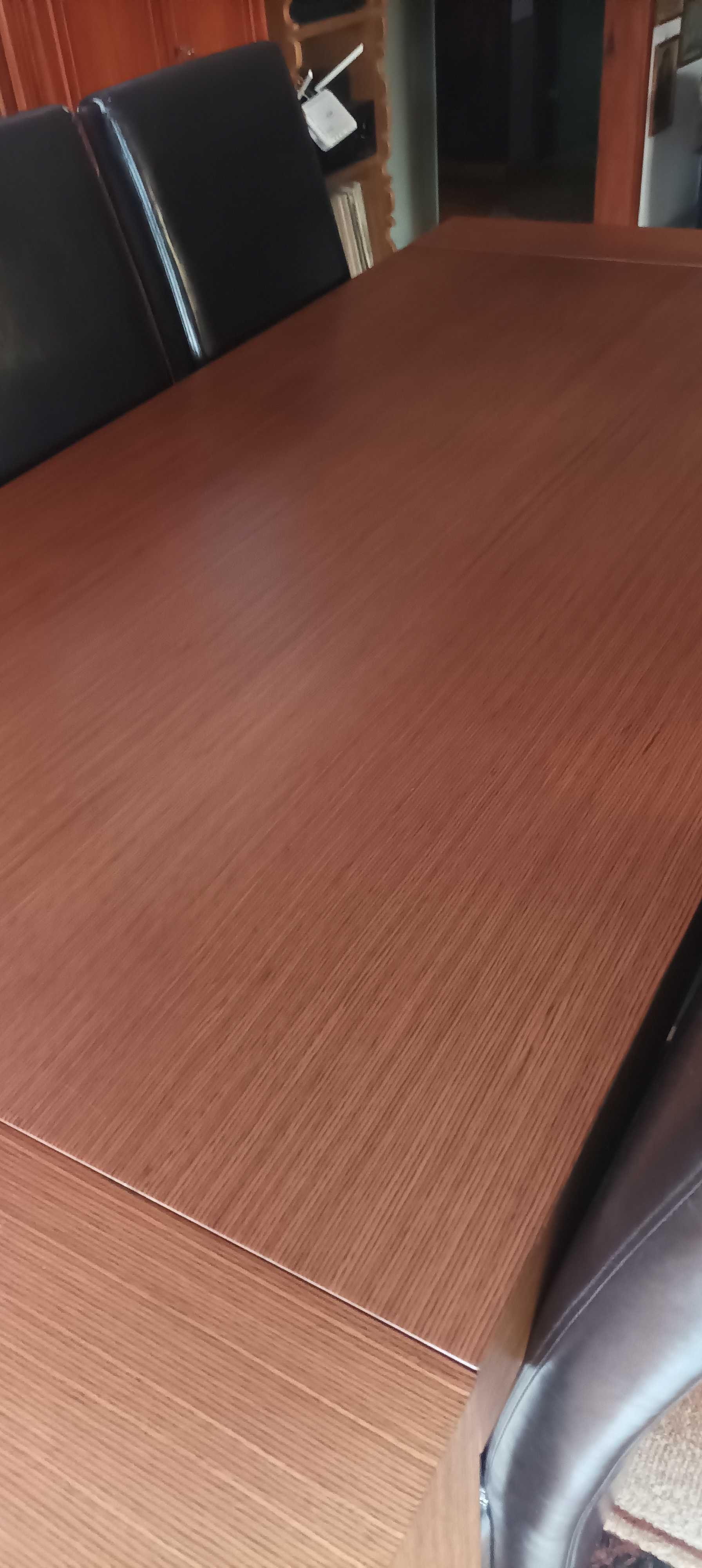 Stół drewniany fornirowany, wykonany na zamówienie.