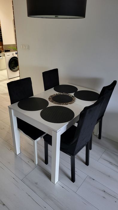 Stół z czterema krzesłami ikea. Dobry stan z pokrowcami