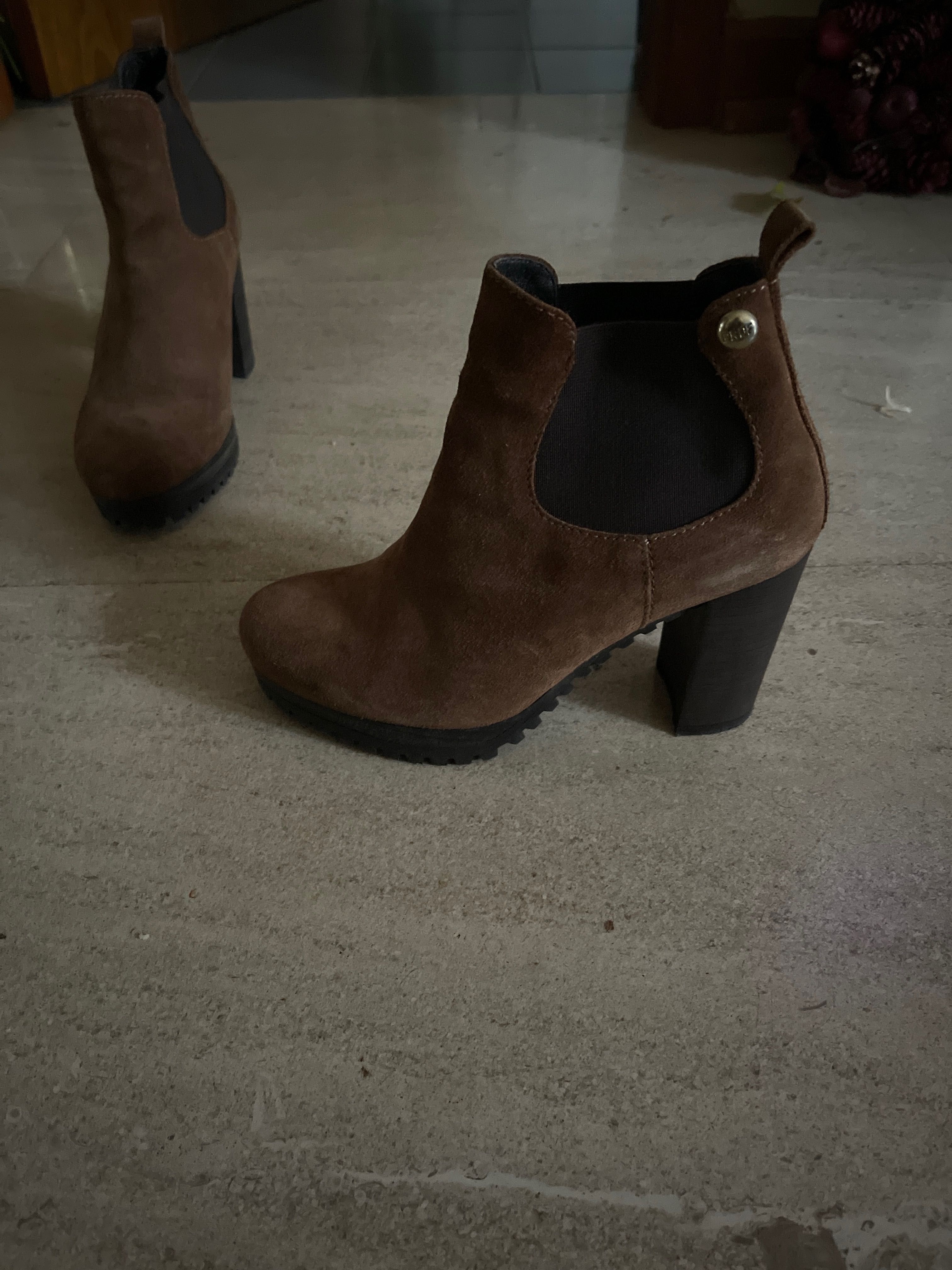 Botas camurça PROF muito pouco usadas,em muito bom estado tamanho 36