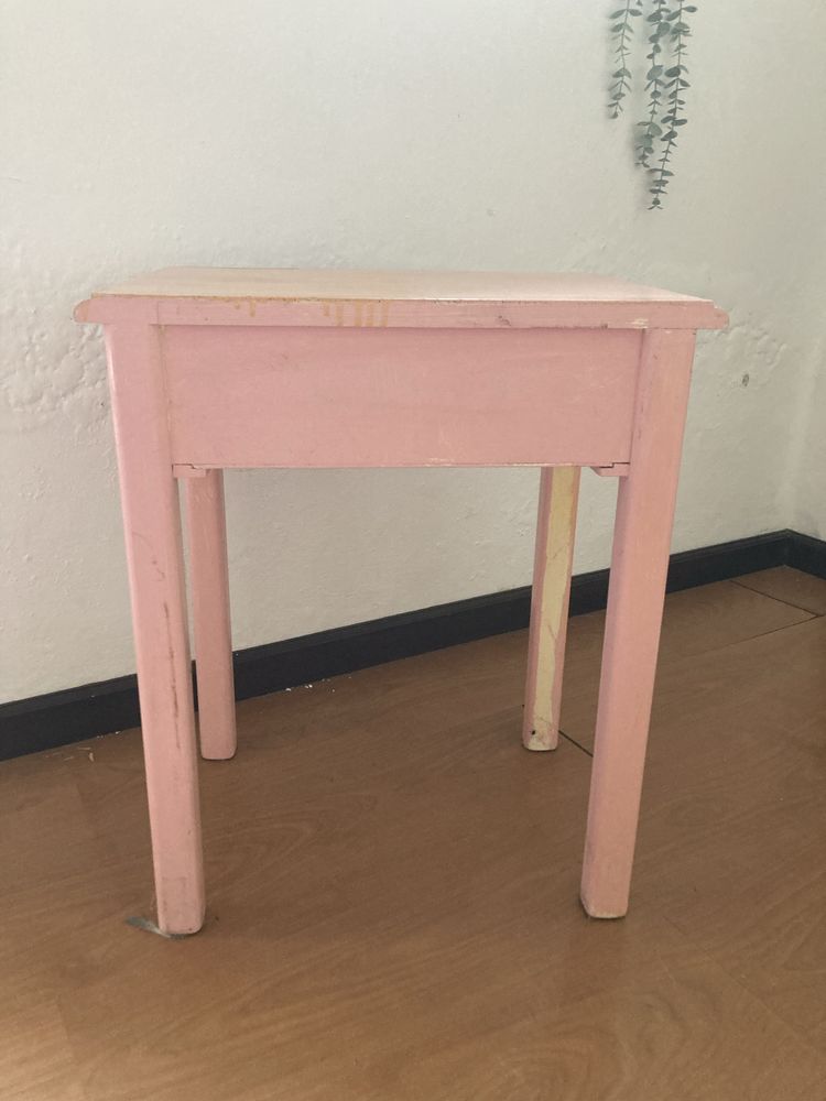 Mesinha de cabeceira rústica lacada