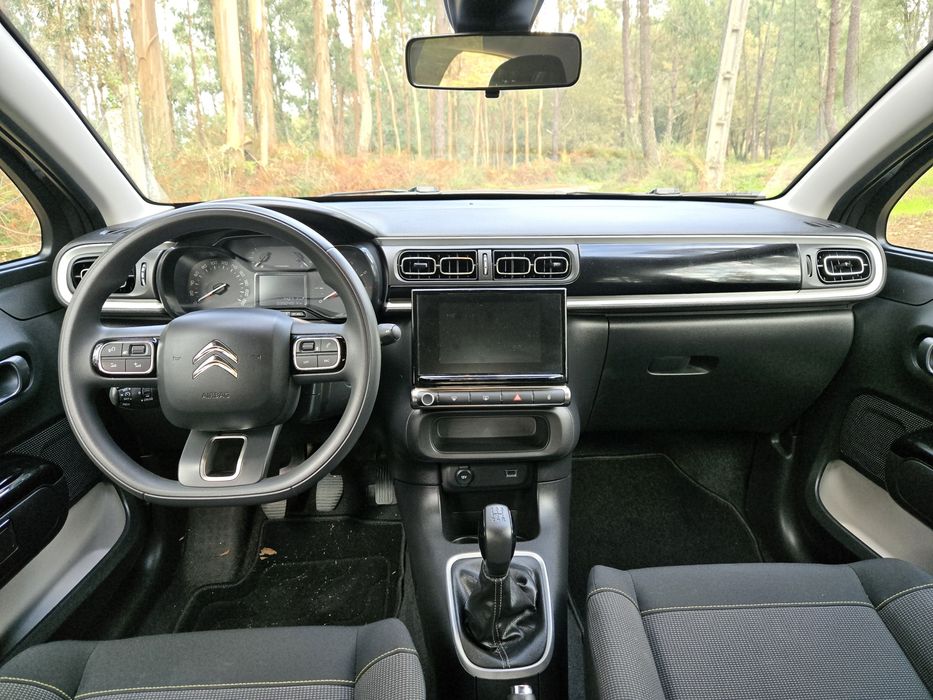 Carro como novo revisado esse mês . Com garantia da marca até 2027