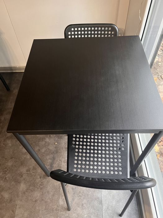 Stół Ikea z dwoma krzesłami