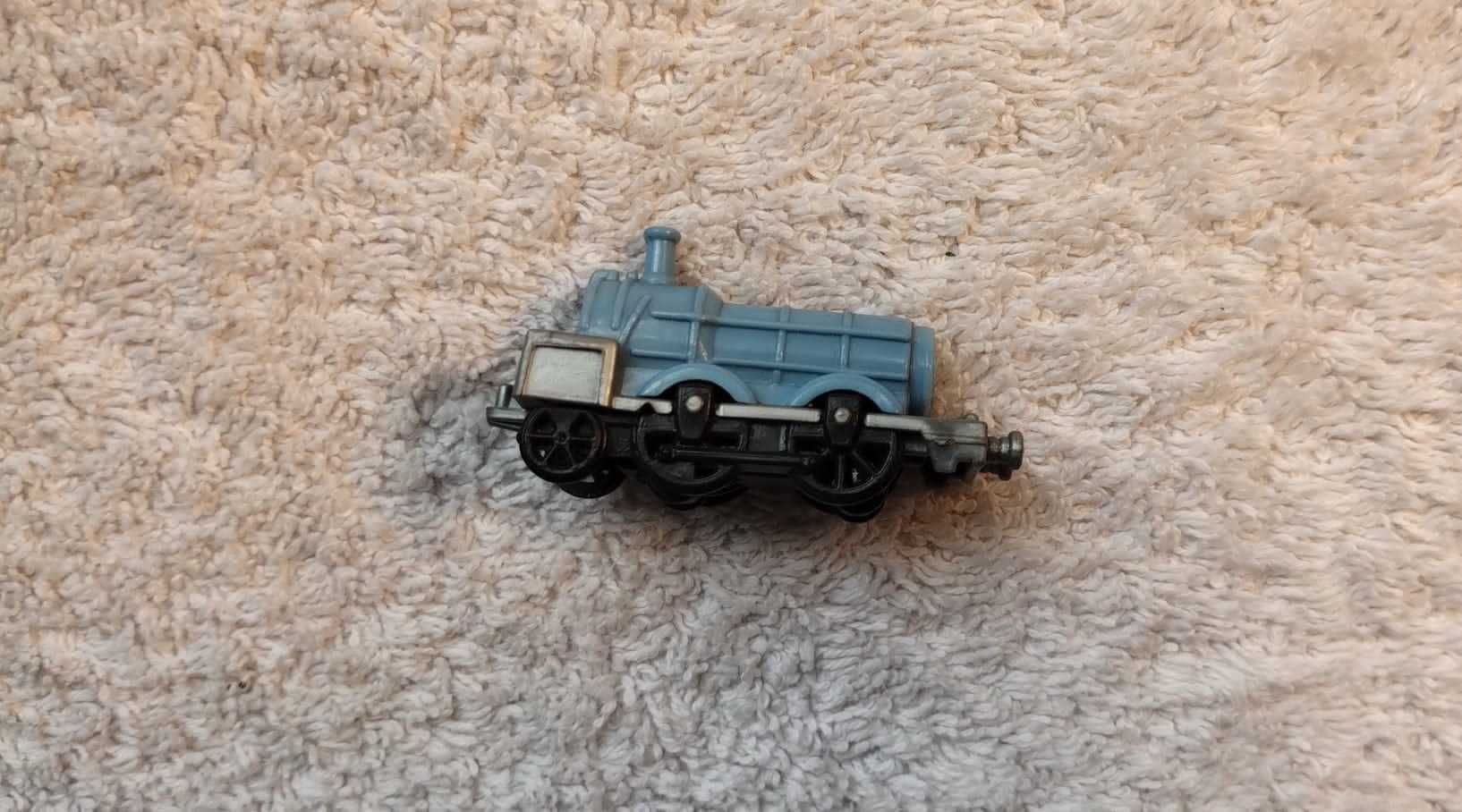 niebieska lokomotywa, zabawka, figurka