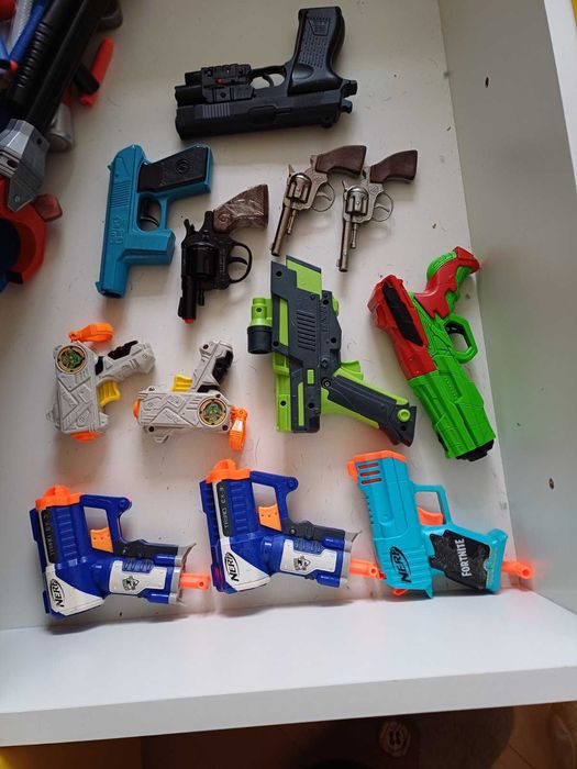 Продам  іграшкові пістолети для хлопчиків.
