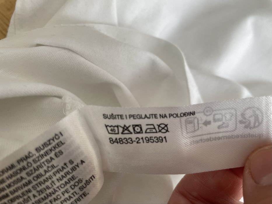 Biała koszulka C&A r. 104 – miękka, klasyczna i wygodna