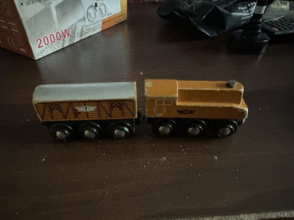 Dwie lokomotywy i wagon