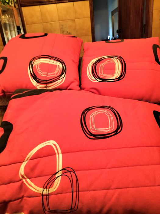 Edredom e almofadas cor vermelha