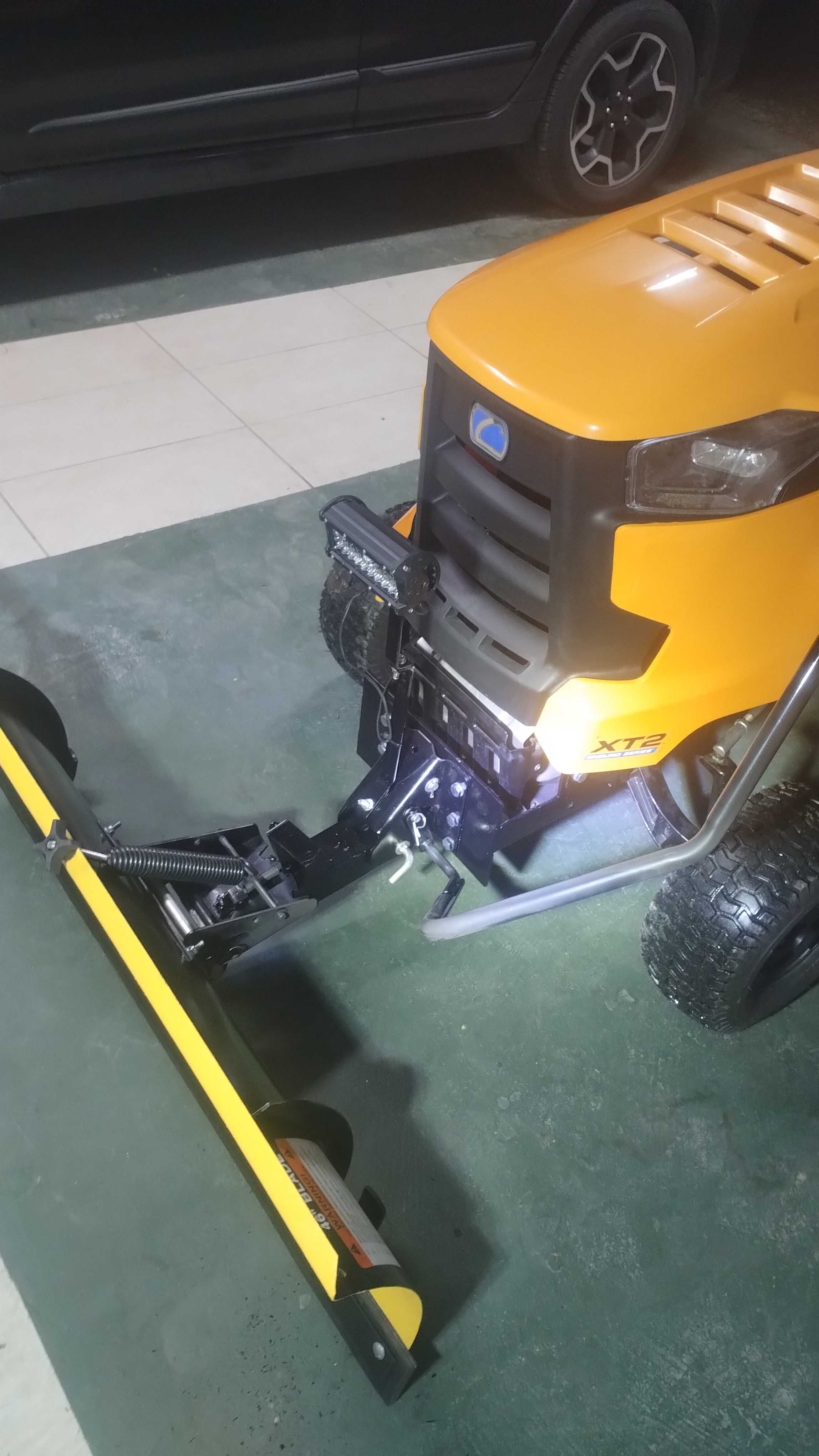 Pług do śniegu - traktorek Cub Cadet XT
