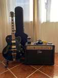 Guitarra semi acústica com amplificador e acessórios