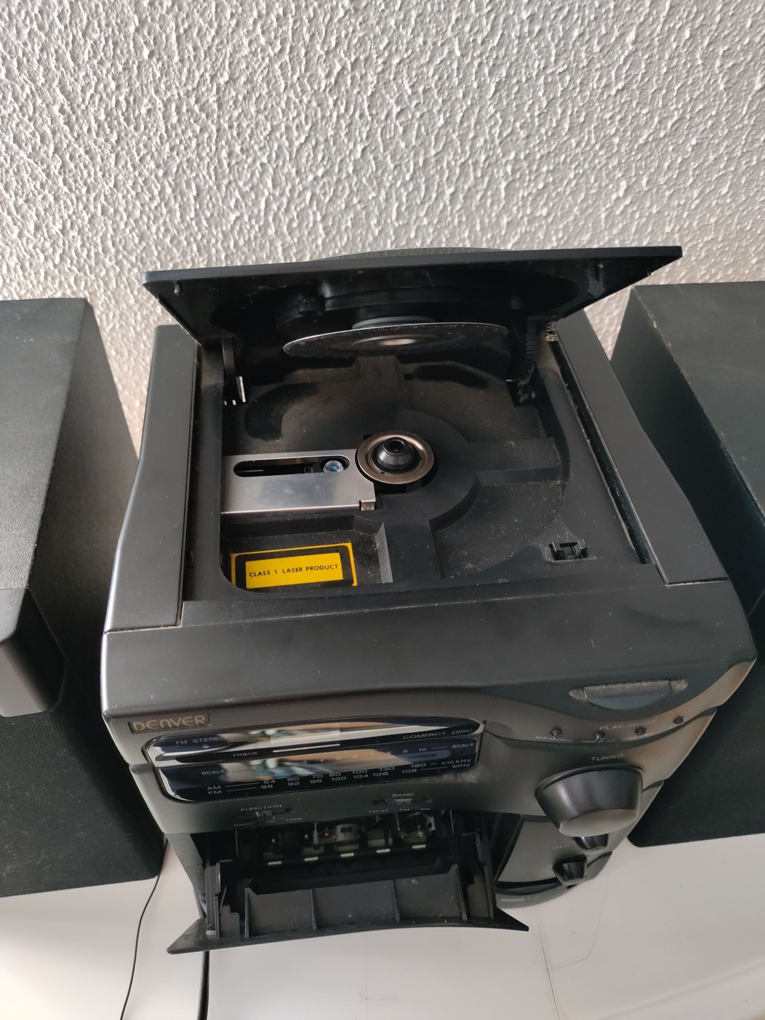 Rádio com leitor de DVD e cassetes de áudio com duas colunas