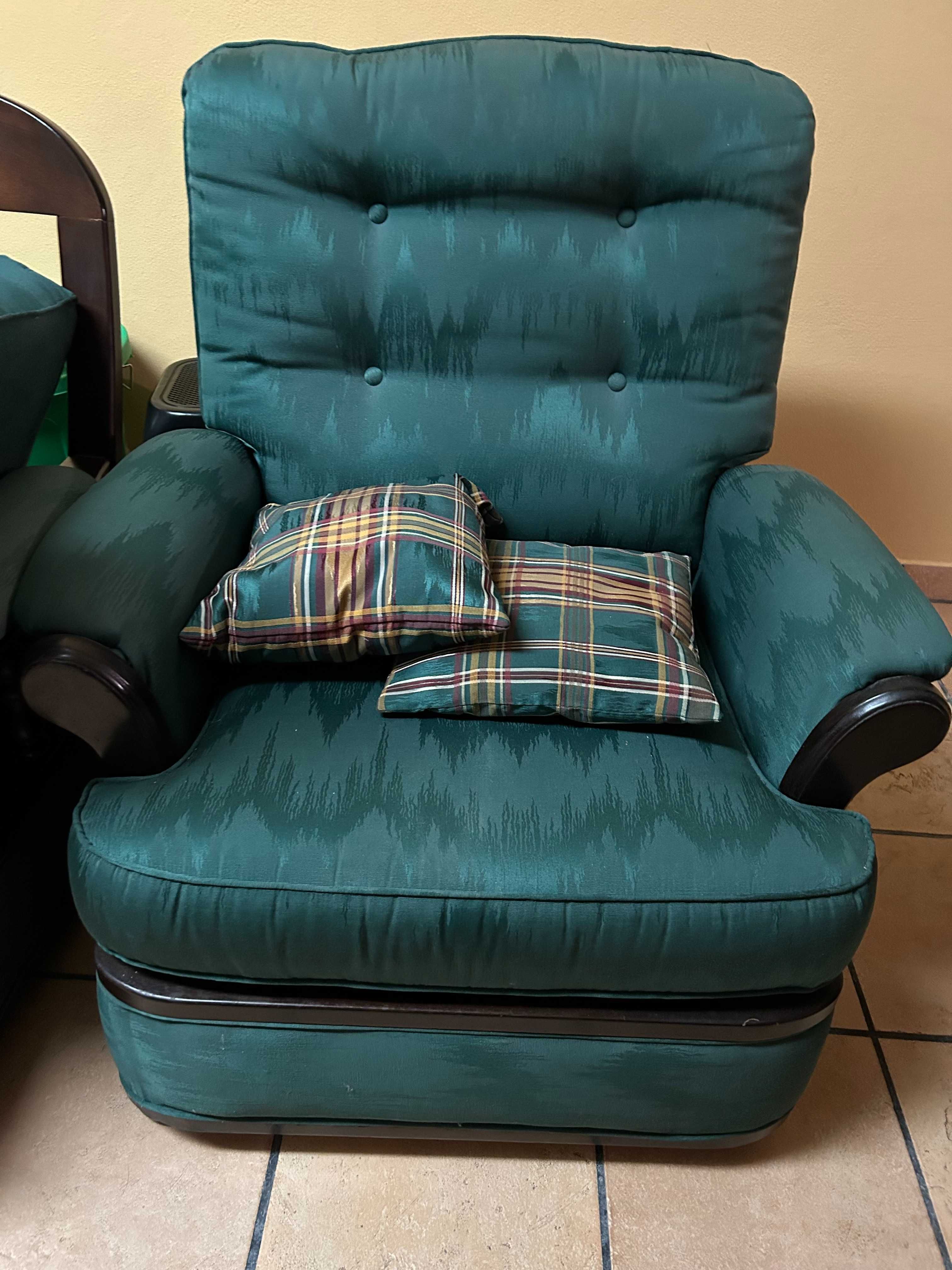 1 sofa de dois lugares e 1 poltrona