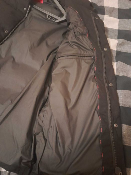 Blusão Hugo Boss, como novo, preto tamanho S