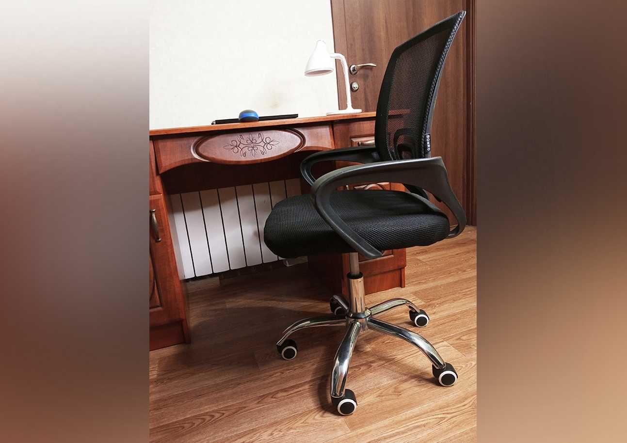 Чорний офісний стілець на колесах P-5503 крісло компютерне