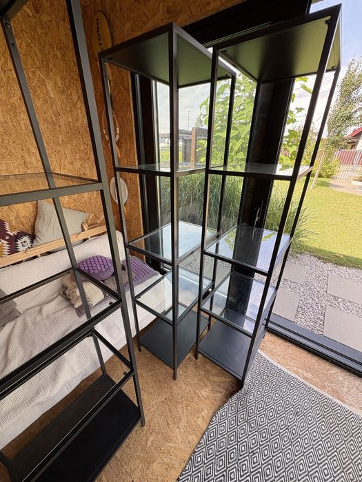 1 regał ze szklanymi półkami Ikea Vittsjo