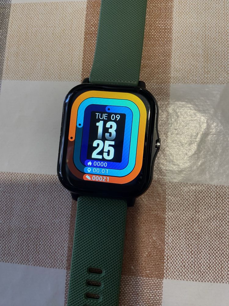 Relógio smartwatch cor preto modelo Y13 oferta 1 pulseira cor verde