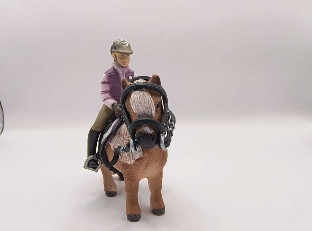 Koń figurka Schleich kuc klacz szetland z jeźdźcem i siodłem