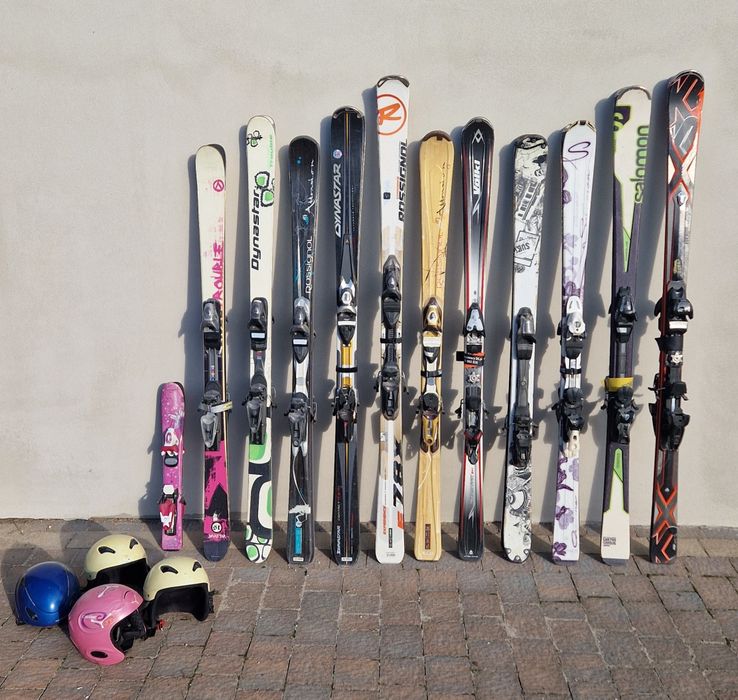 Pakiet nart 12 par + 4 kaski dziecięce, używane.