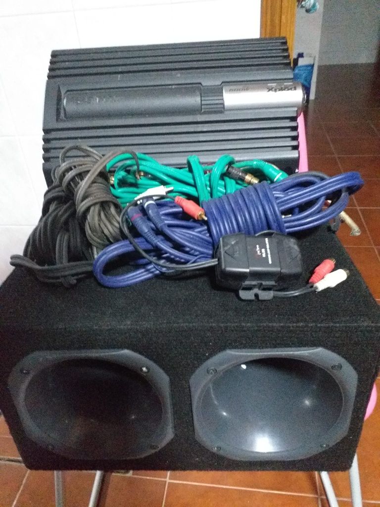 Caixa com duas Cornetas mais equipamentos