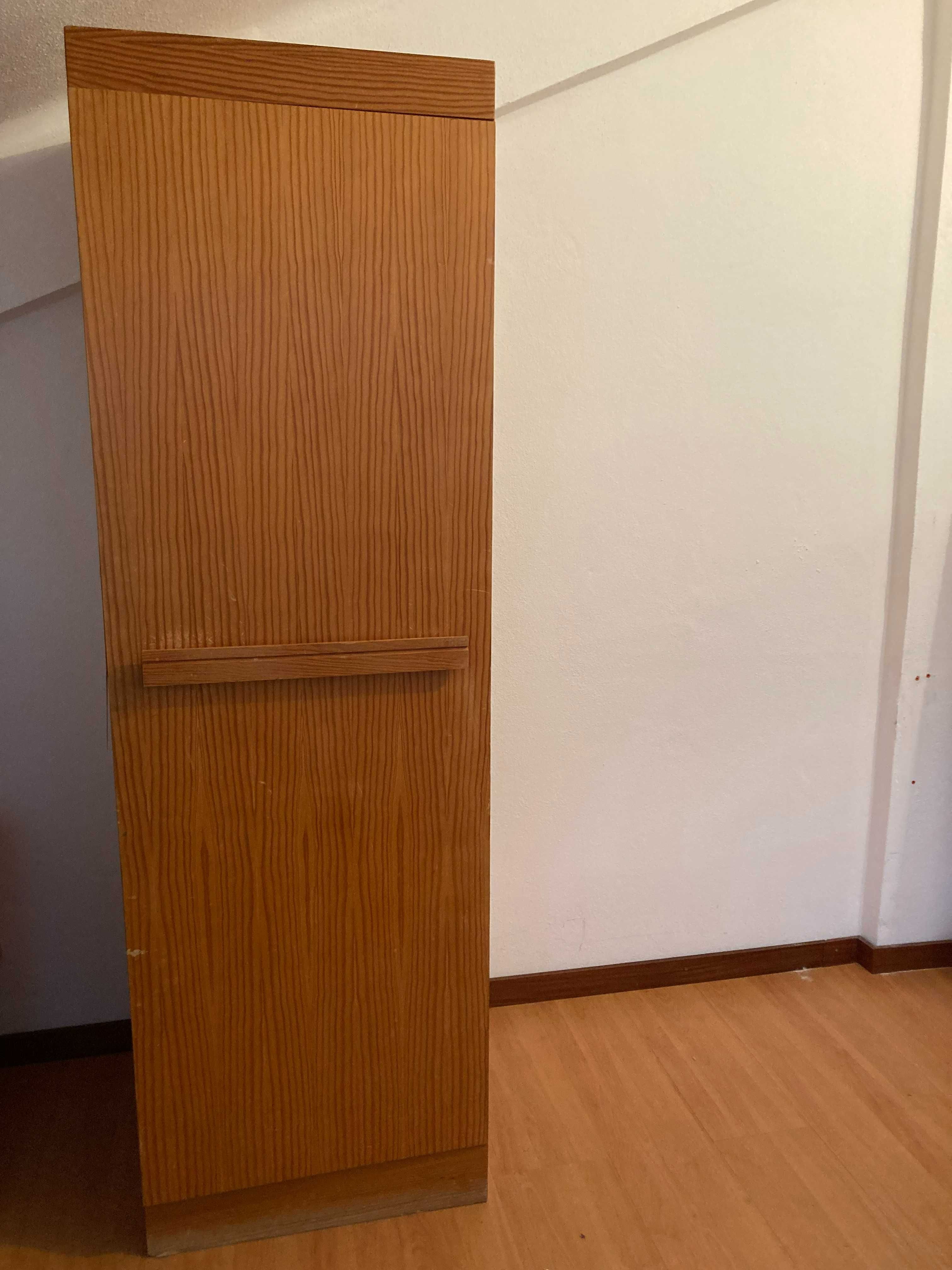 Mobília de quarto de solteiro em pinho