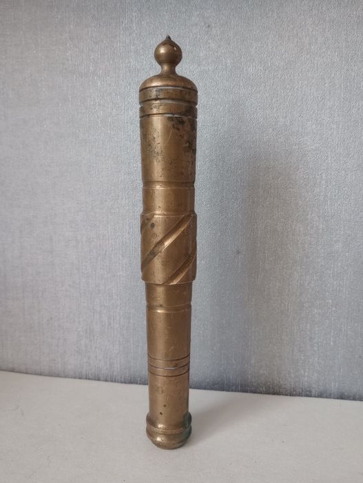 Mosiężne małe działko. Lufa armatnia