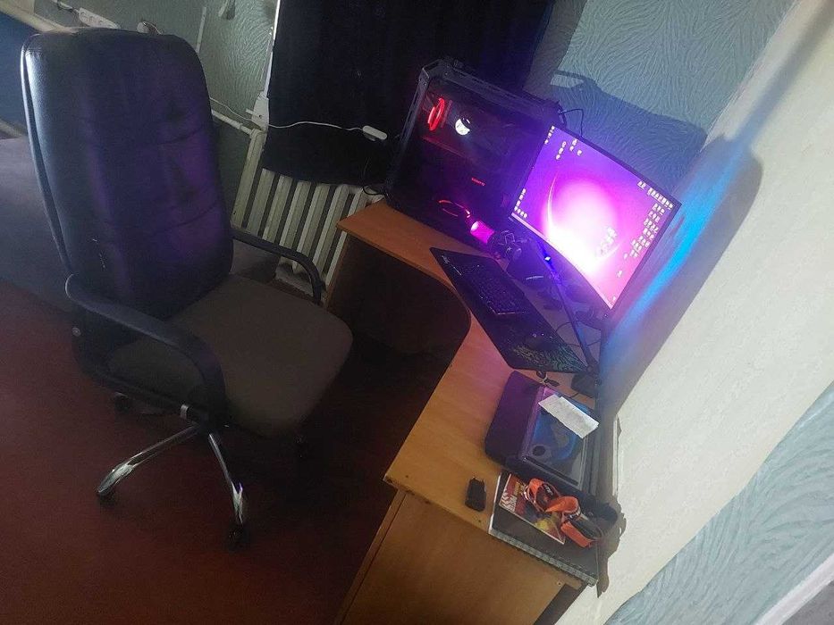 Компьютерный стол и офисный стул