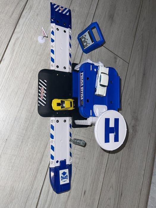 Garaz Policyjny  z autkami i znakami