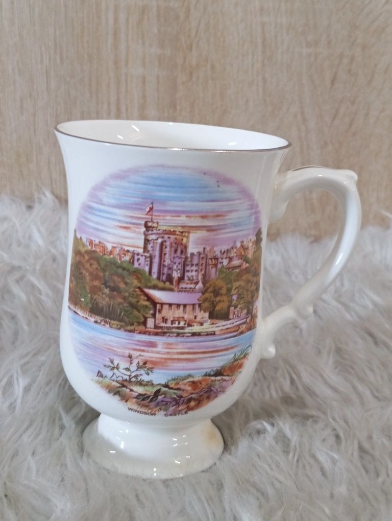 Kubek z porcelany kostnej