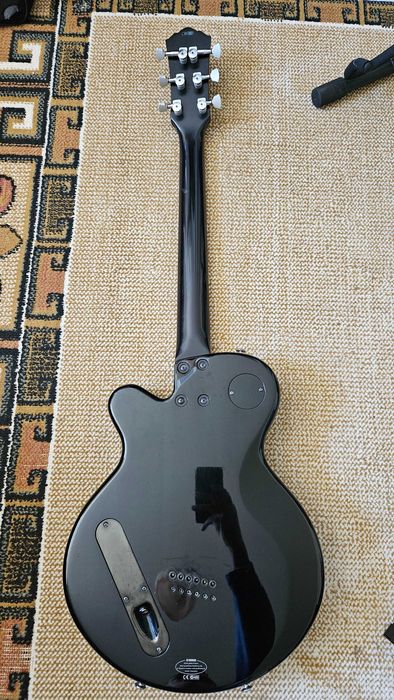 Guitarra Yamaha AES 820