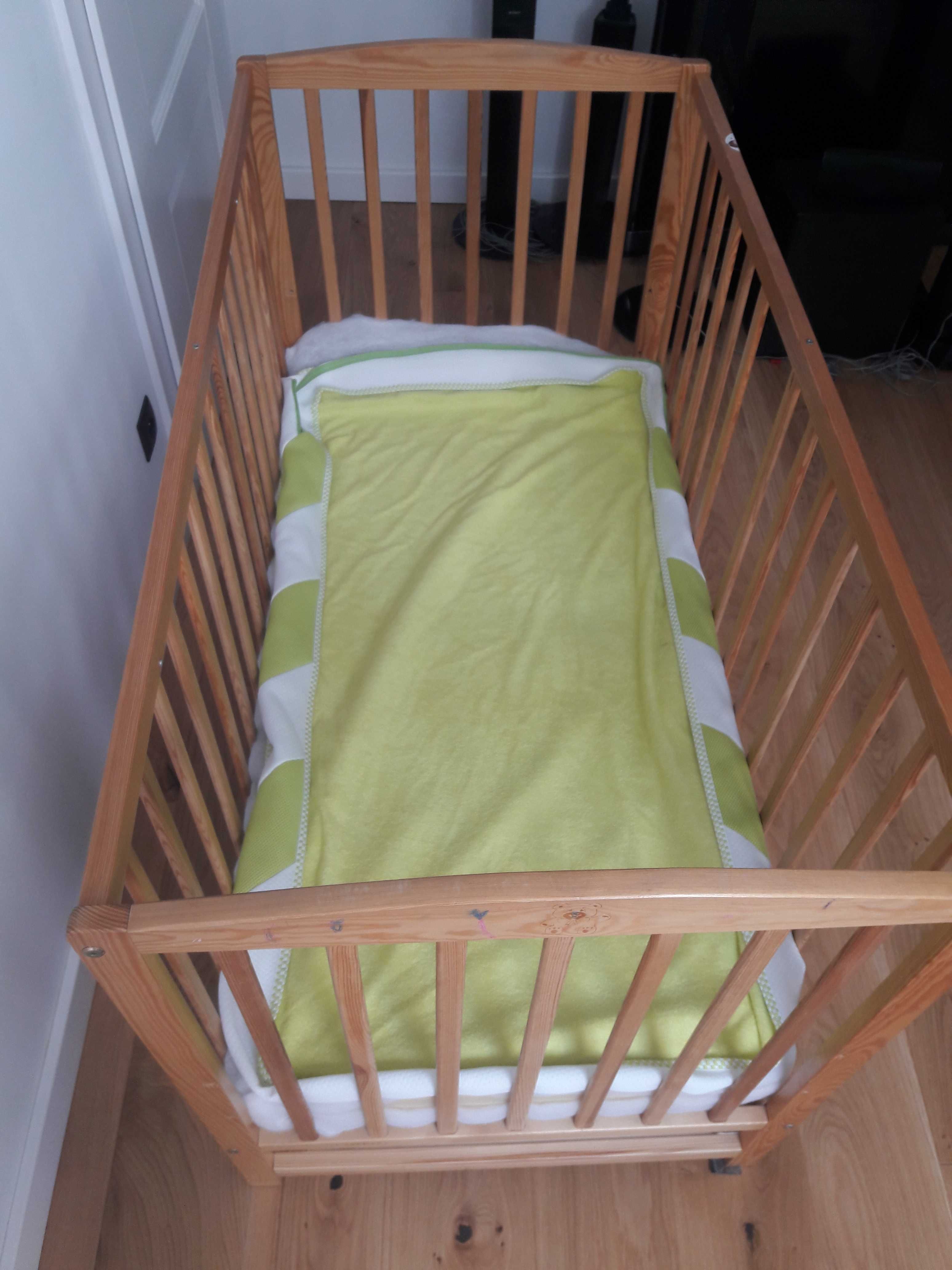 Drewniane sosnowe łóżeczko i materac 120×60