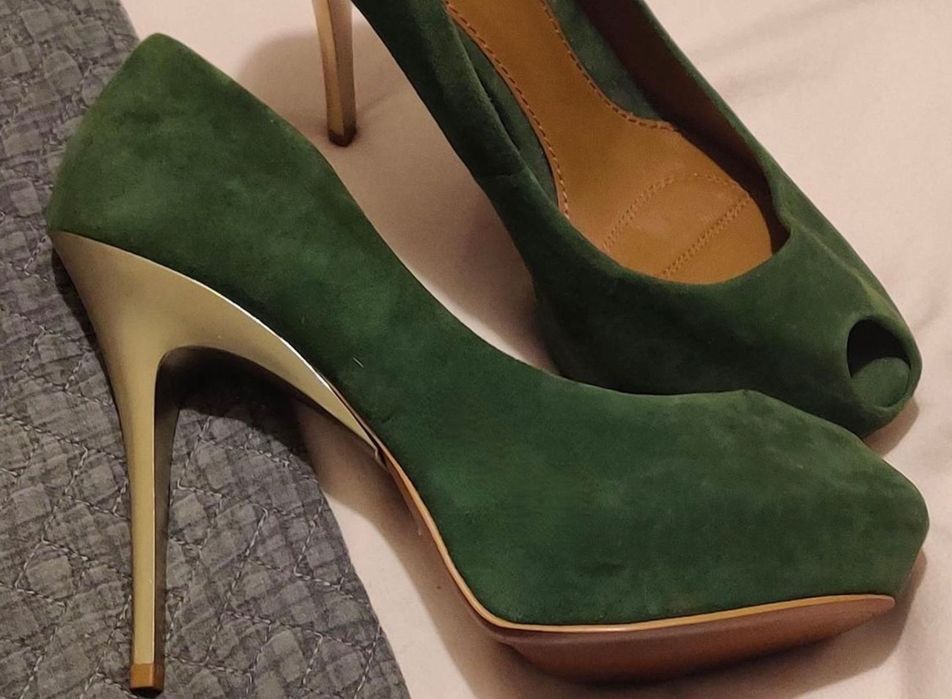 ZARA kolekcja limitowana, zielone szpilki ze złotym obcasem  ZAMSZ