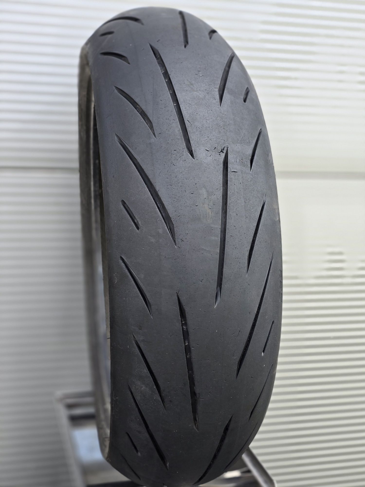 Opona Bridgestone Battlax s22R  180/55/17 bieznik 5mm