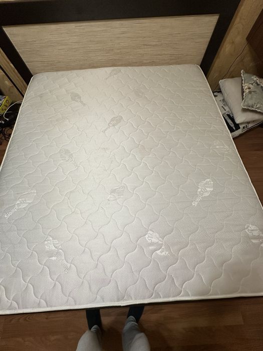 Двоспальне ліжко з металевим каркасом та матрасом 180х200