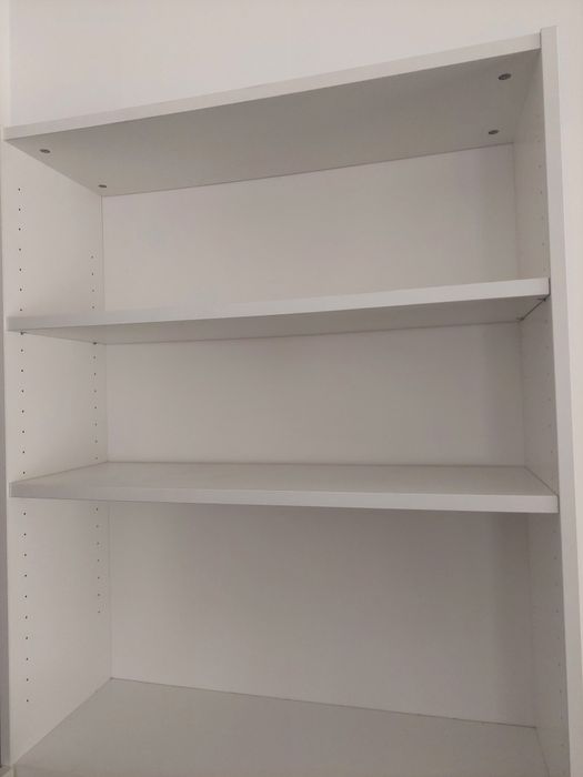 Estante BILLY IKEA com duas portas inferiores