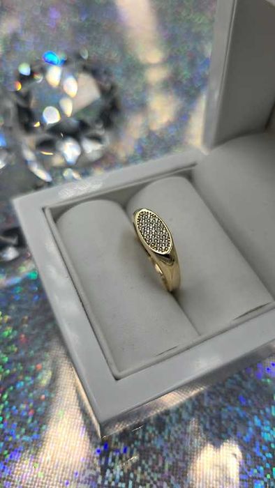 585 Piękny złoty pierścionek w formie sygnetu z cyrkoniami